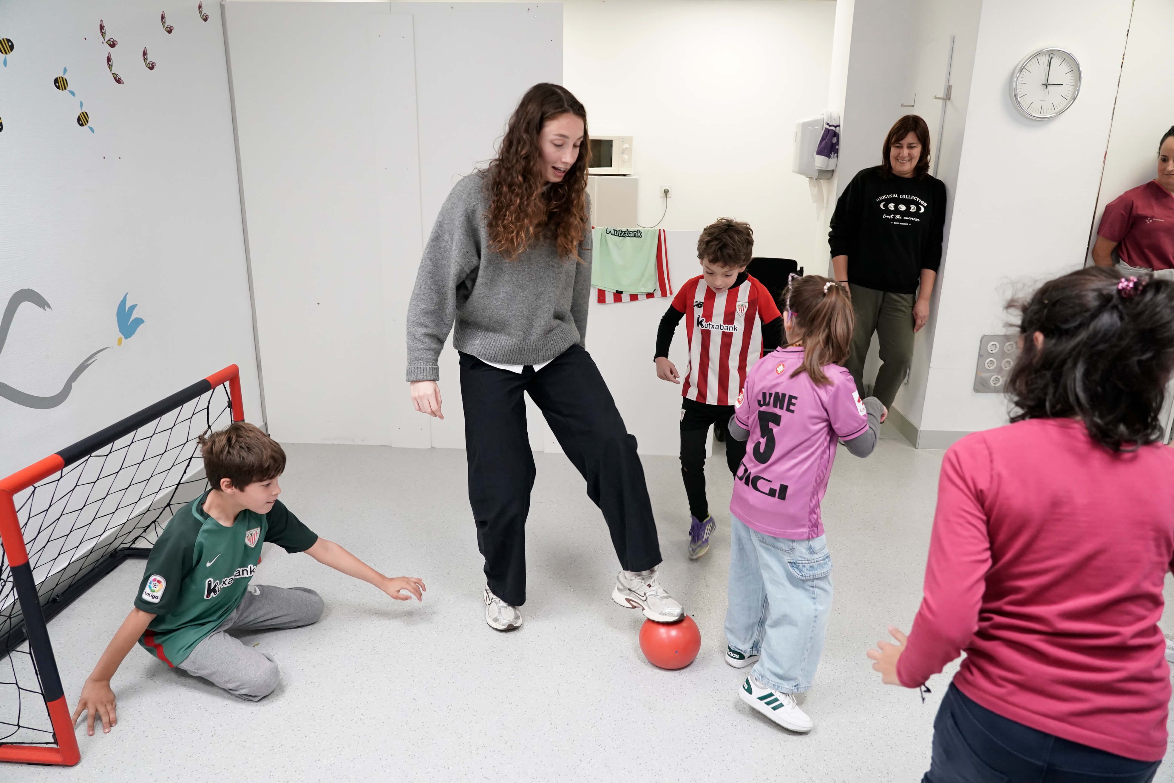  La guardameta internacional Adriana Nanclares jugando con niñas y niños a fútbol en el Hospital de Cruces.