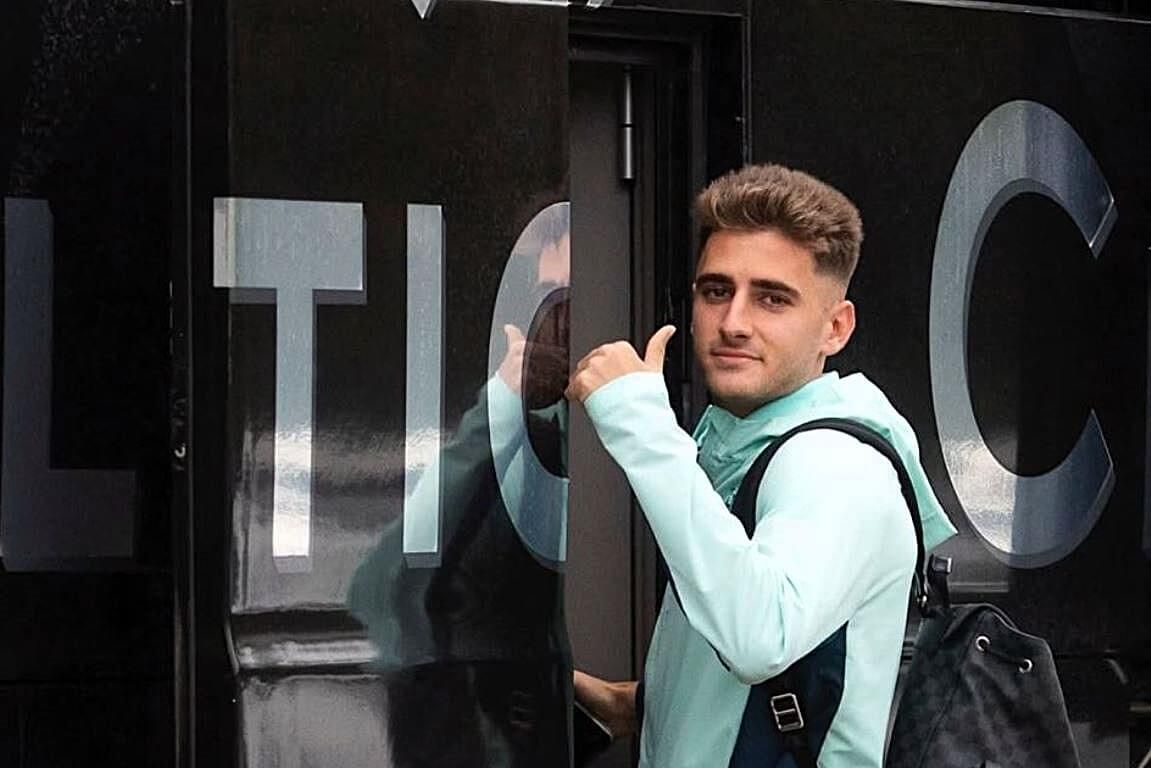  Robert Navarro, a por el autobús para ir al aeropuerto de Loiu en Lezama.