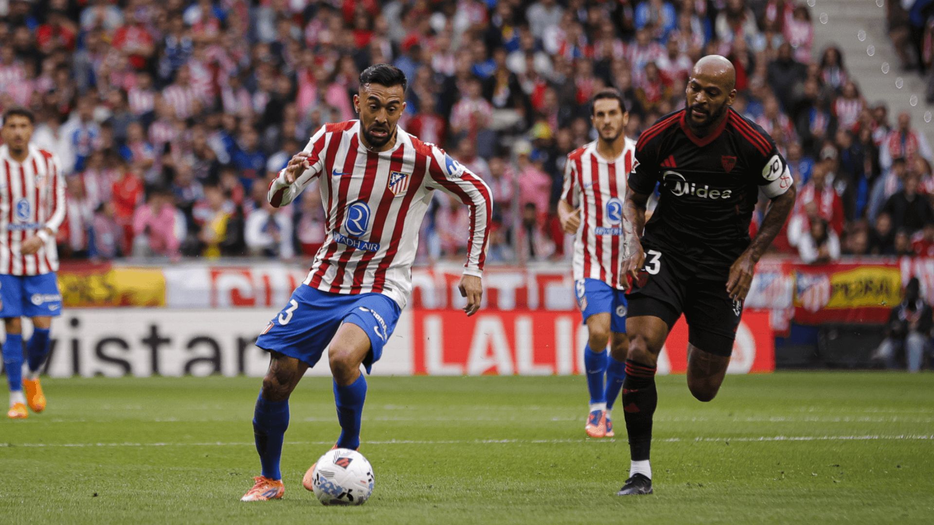  Nico González, ante Marcao en el Atlético-Sevilla.