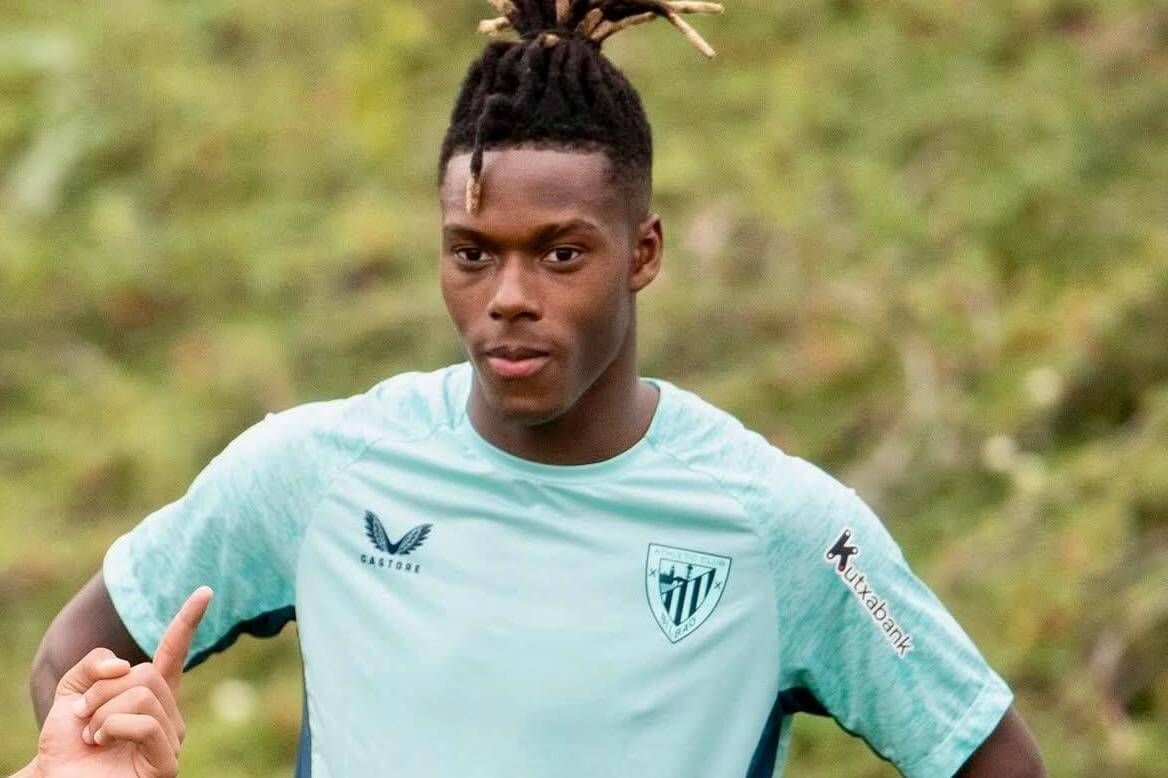  Nico Williams atiende en un entrenamiento del equipo de Ernesto Valverde en Lezama.