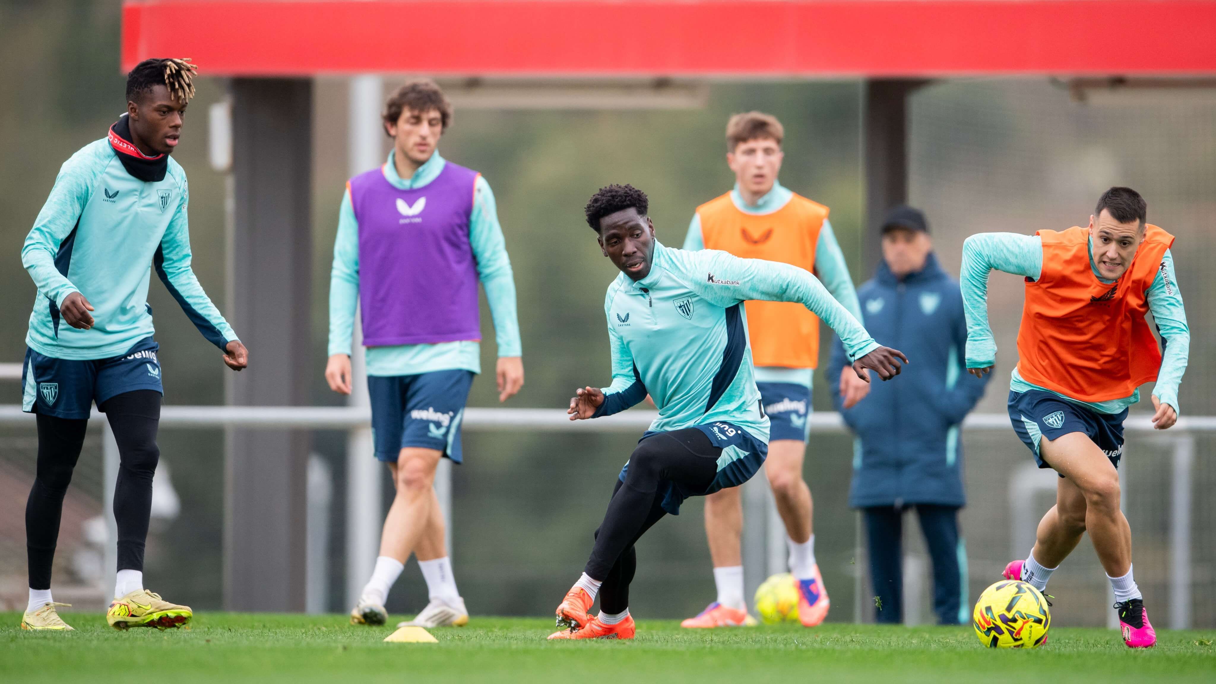 Nico Williams participa en el entrenamiento de Lezama con Adama Boiro, Juaregizar o Urko Izeta.