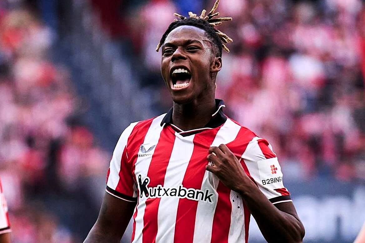  Así festeja Nico Williams con el escudo su golazo ante el Real Oviedo en San Mamés.