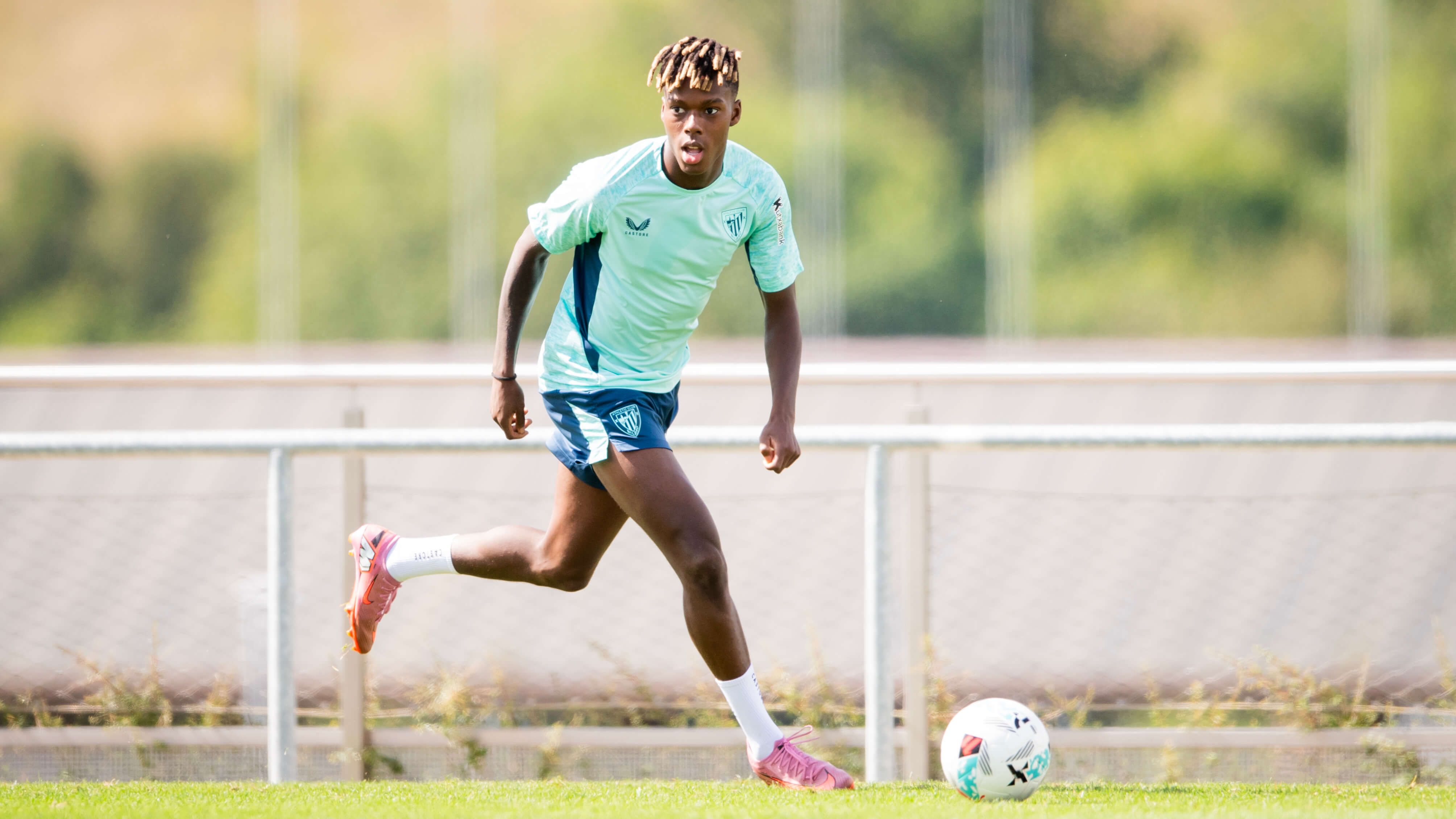 Nico Williams se entrena junto con sus compañeros en Lezama.