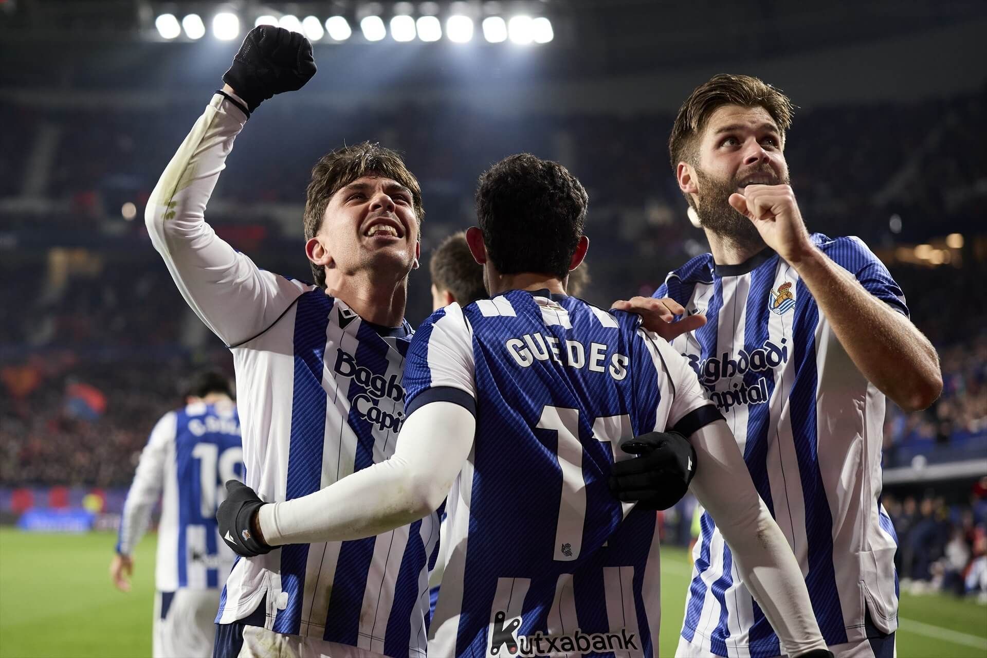 Los jugadores de la Real Sociedad celebran un gol a Osasuna.