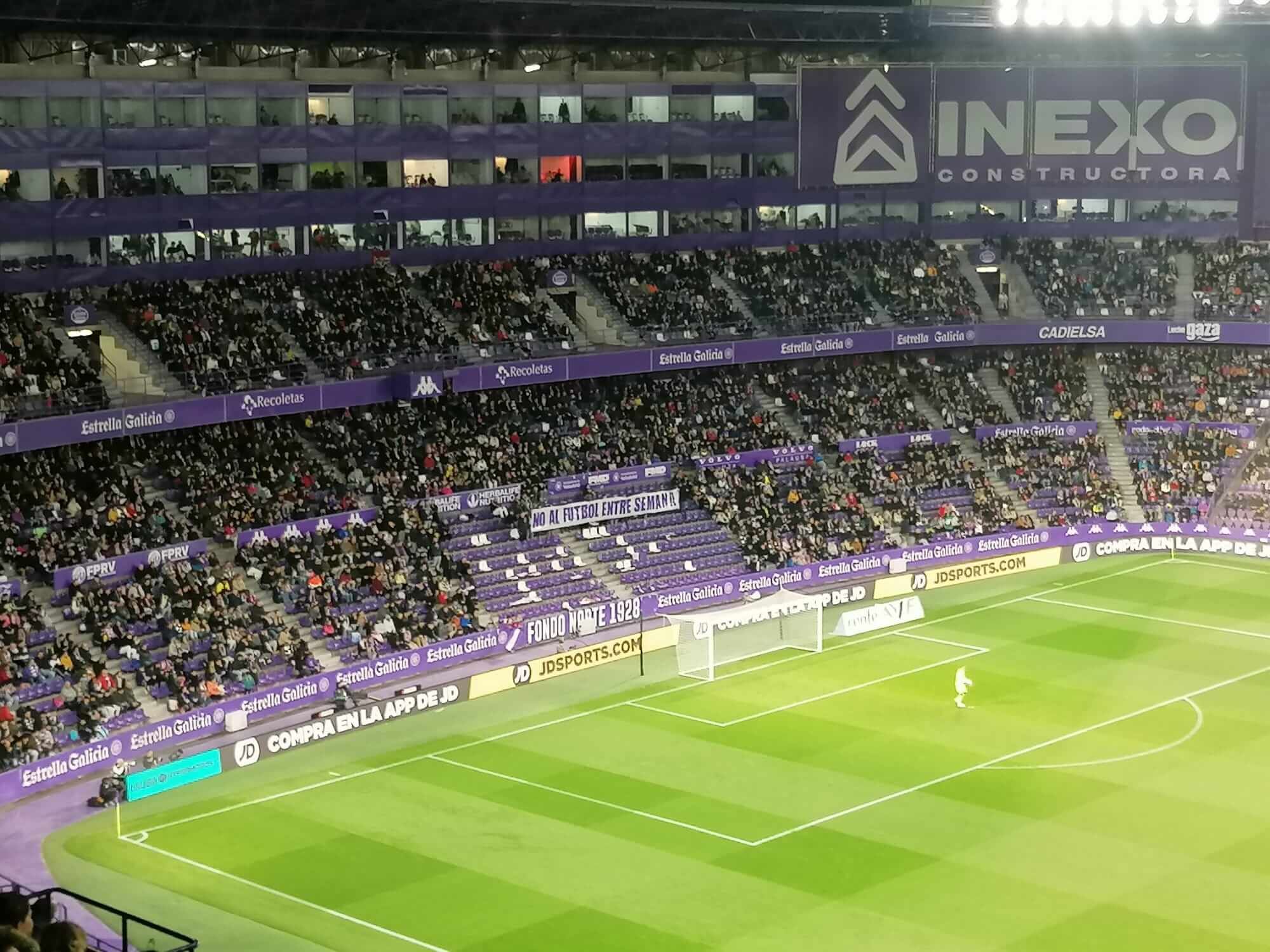  Pancarta contra los horarios en el Fondo Norte del José Zorrilla.