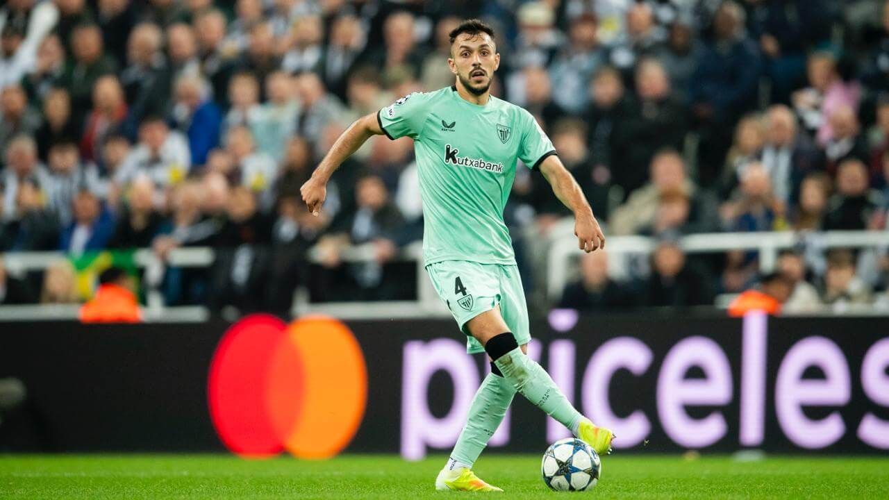 Aitor Paredes la lleva ante el Newcastle en la Champions League.