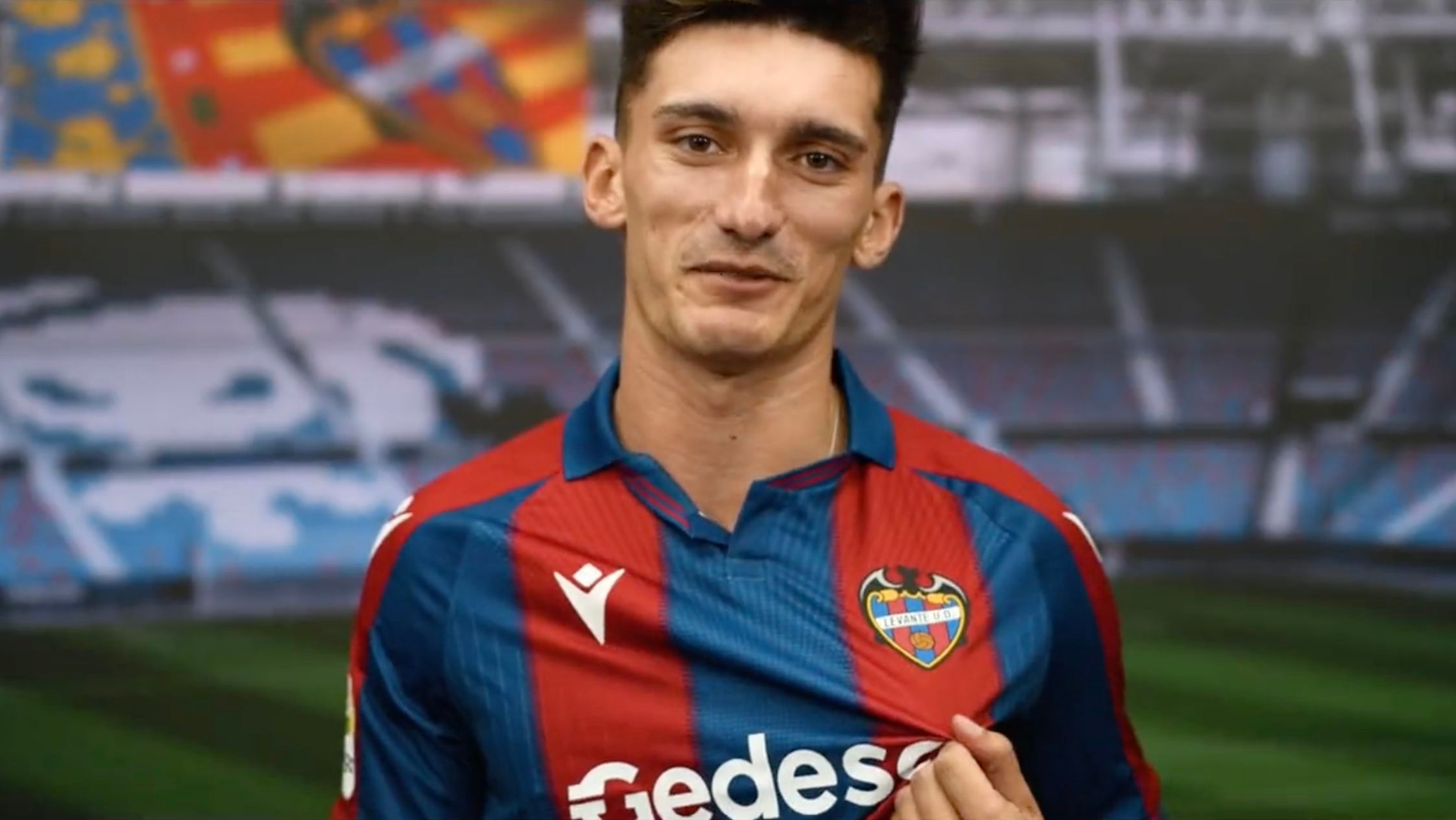 Pepelu con la camiseta del Levante UD