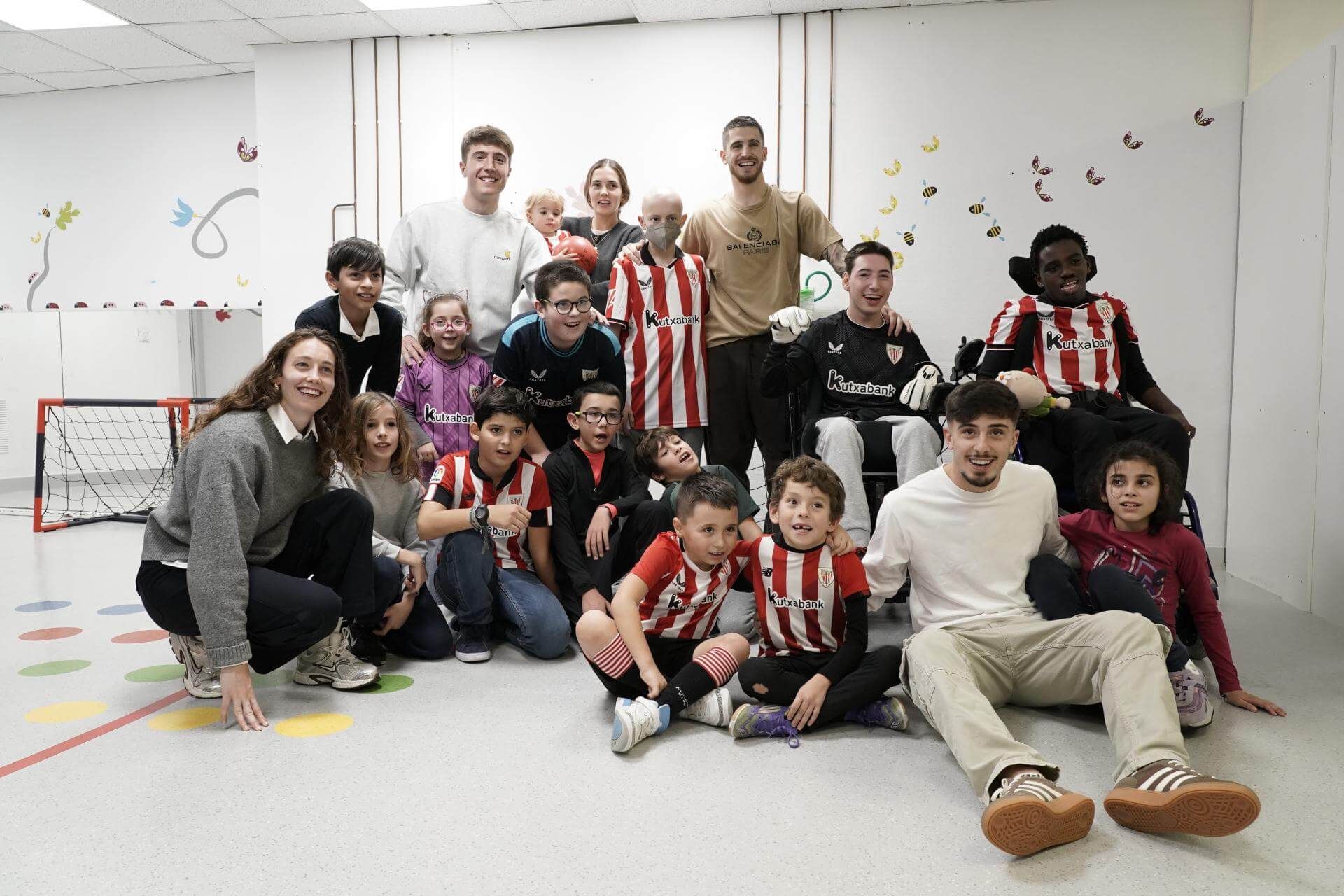  Leones y leonas posan junto con los peques del Área de Pediatría en el Hospital de Cruces.