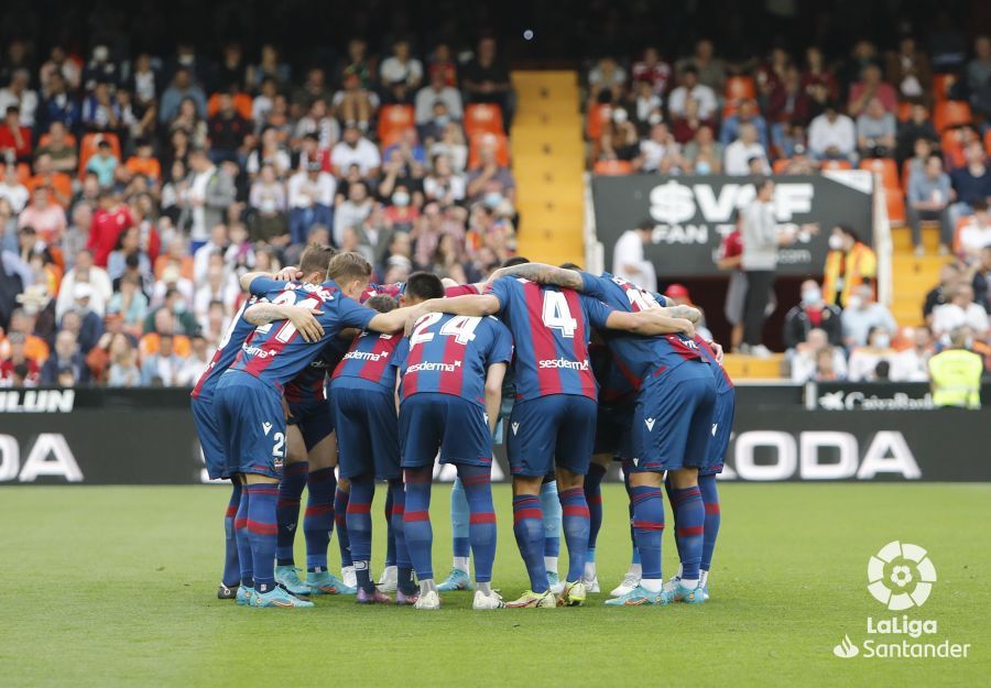  Piña del Levante antes del derbi en Mestalla