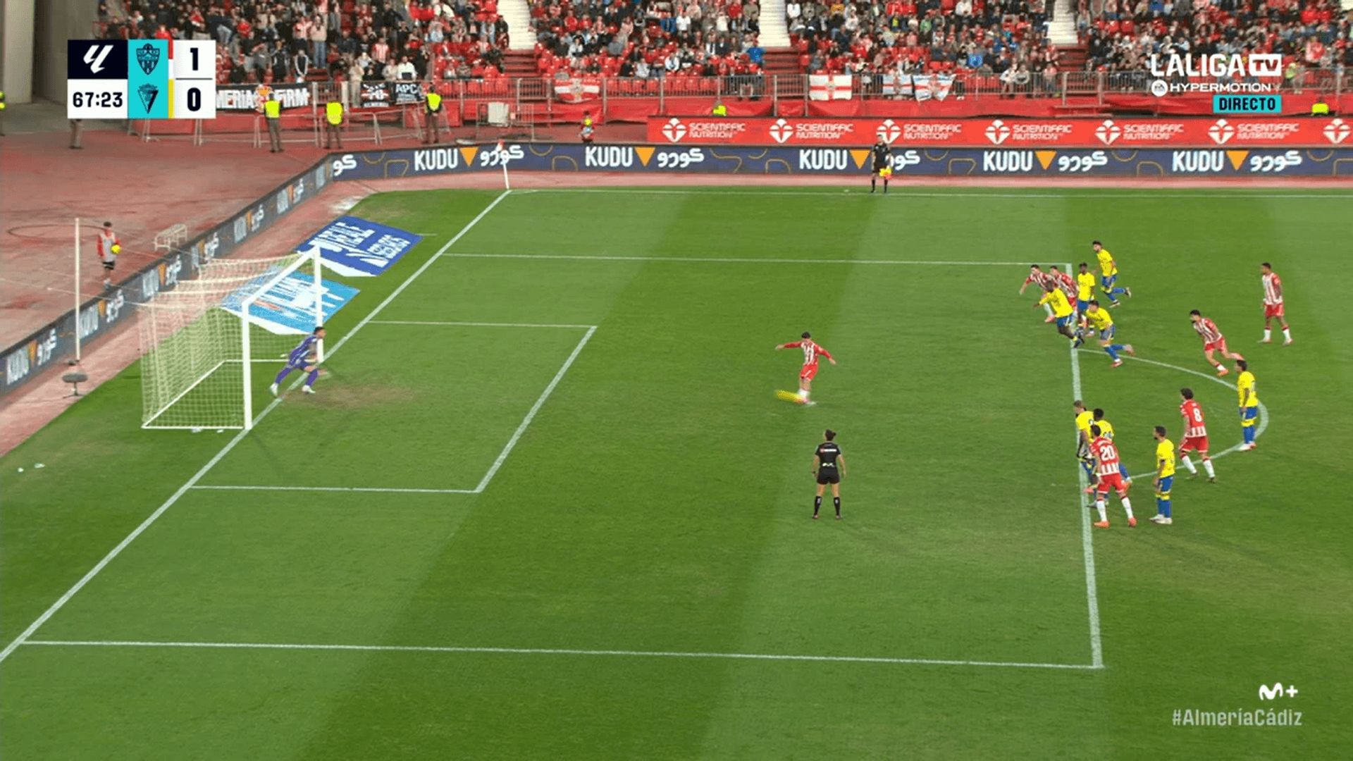  La situación en el penalti que Marta Huertas mandó repetir en el Almería-Cádiz.