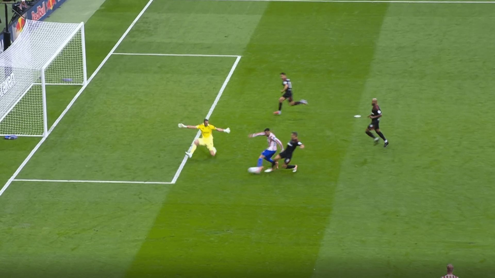 La acción de Azpilicueta ante Nico González en el Atlético-Sevilla.