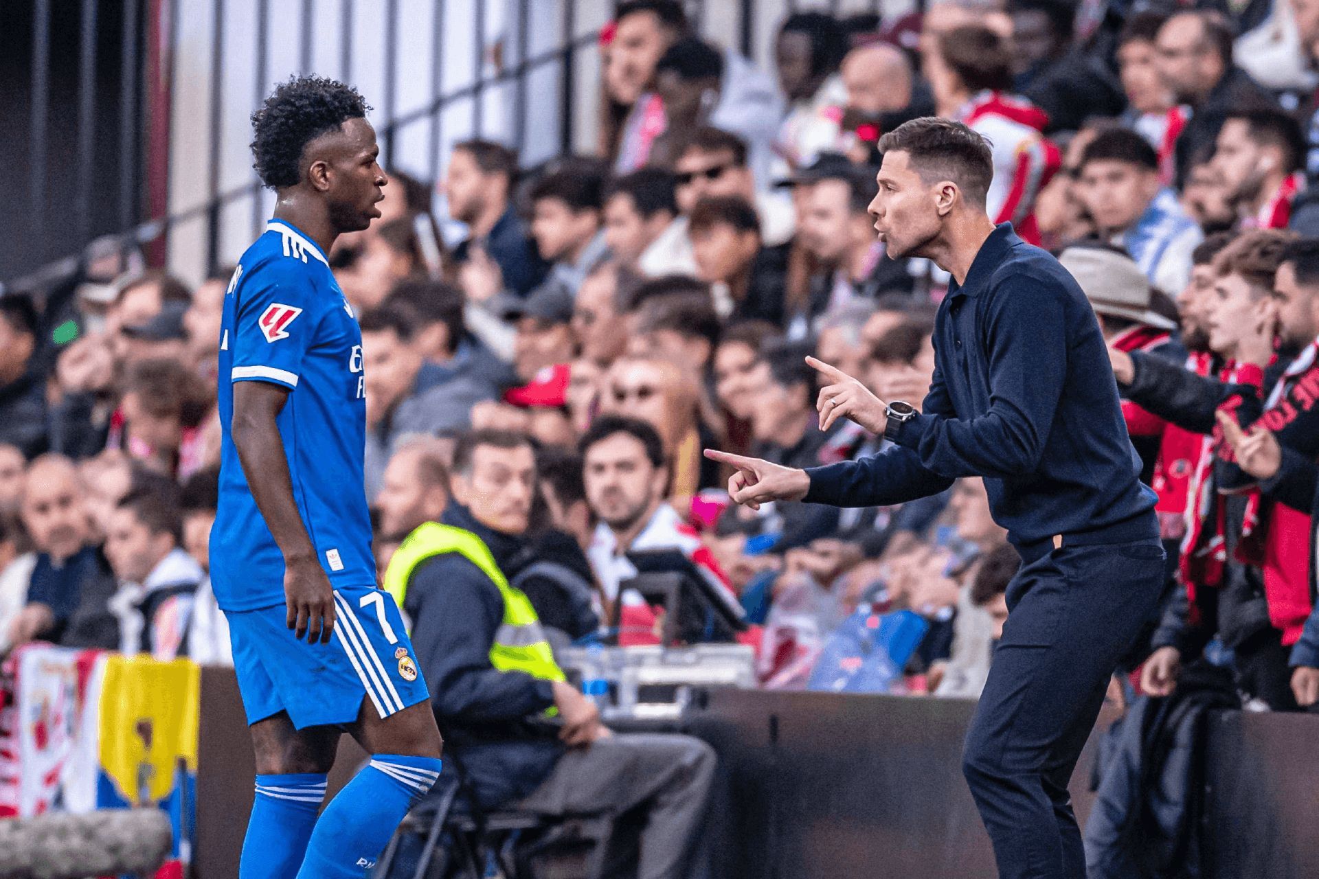  Vinicius conversa con Xabi Alonso en el Rayo-Real Madrid.