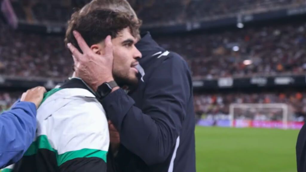  Cousillas, intentando tranquilizar a Abde.