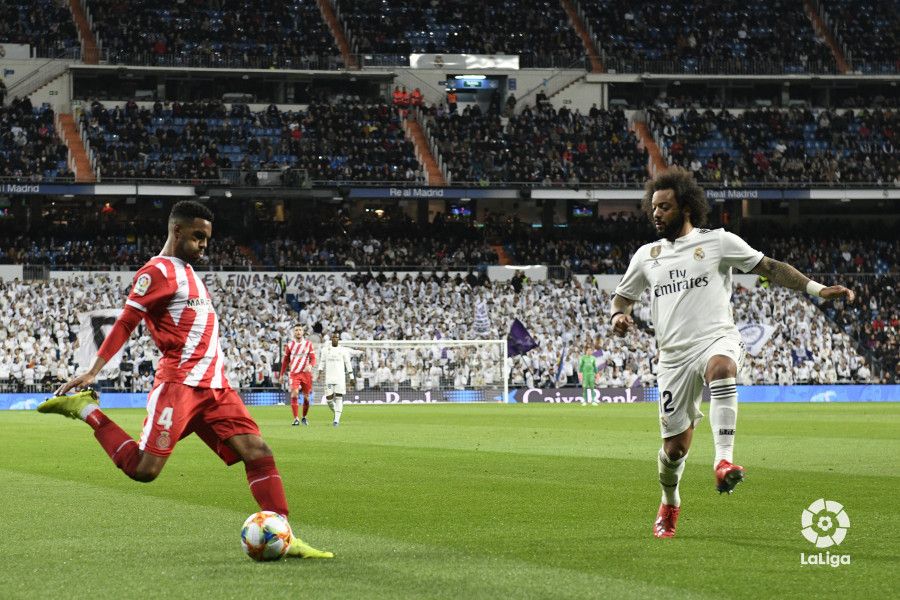 El vizcaíno del Girona Jonás Ramalho centraba así delante de Marcelo en el Santiago Bernabéu.