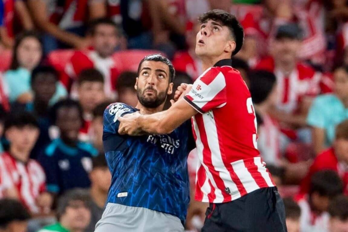  Alex Rego en acción ante el Arsenal en Champions en San Mamés.