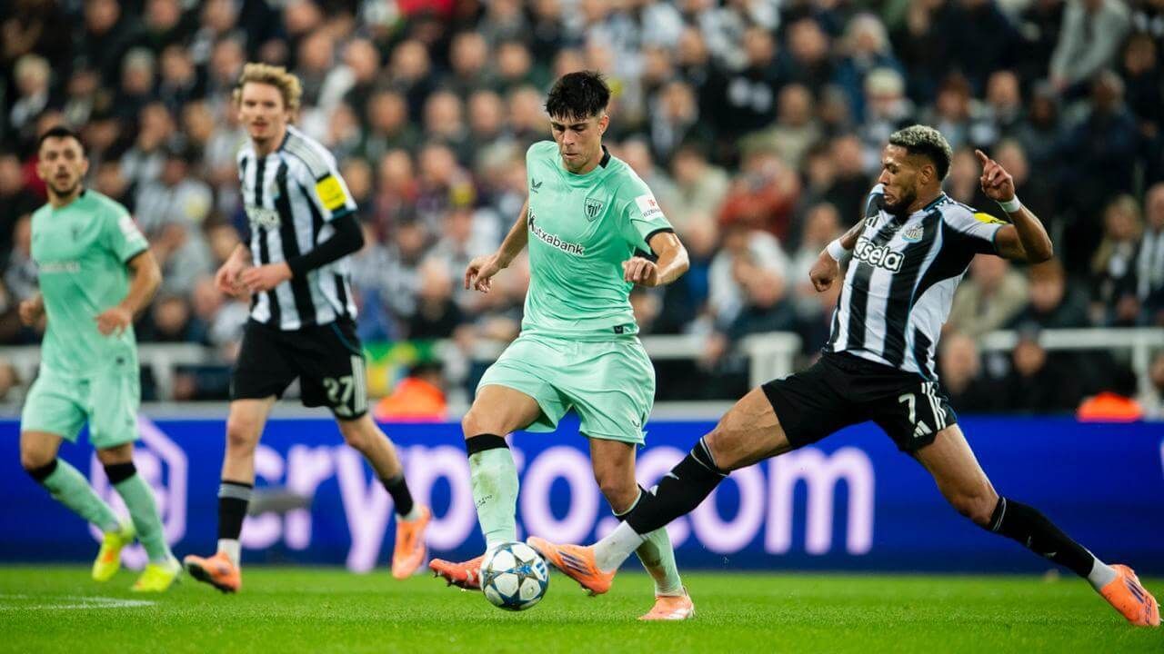  Alex Rego la pelea ante el Newcastle en la Champions League.