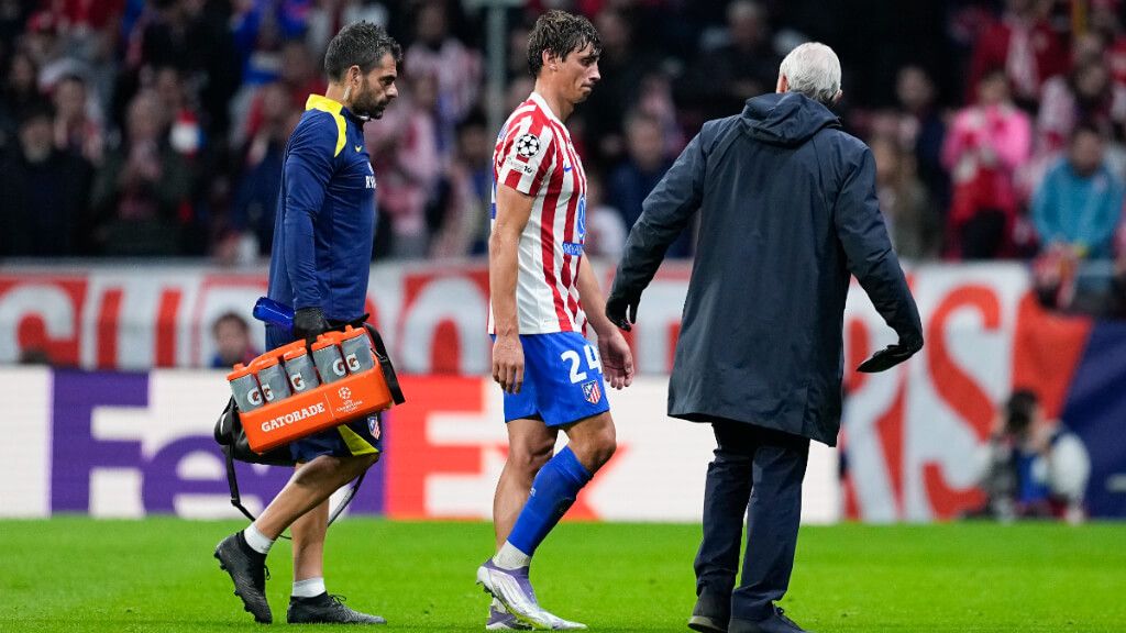 Robin Le Normand, atendido por los médicos en la Champions League (Europa Press)