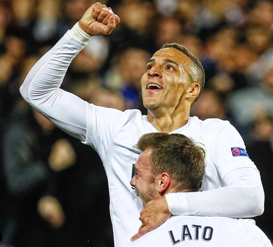  Rodrigo y Lato se abrazan tras el 2-0.