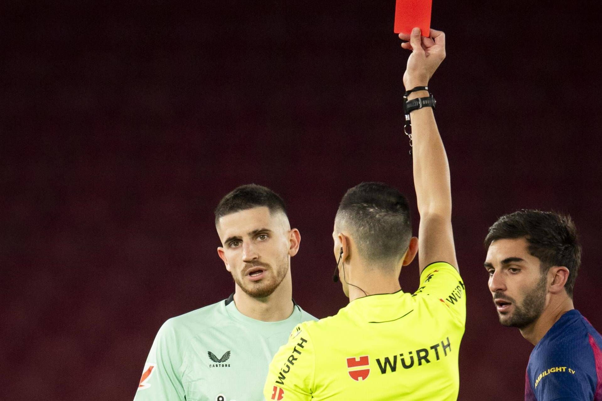 Roja a Oihan Sancet de Sánchez Martínez en el Camp Nou frente al Barça.