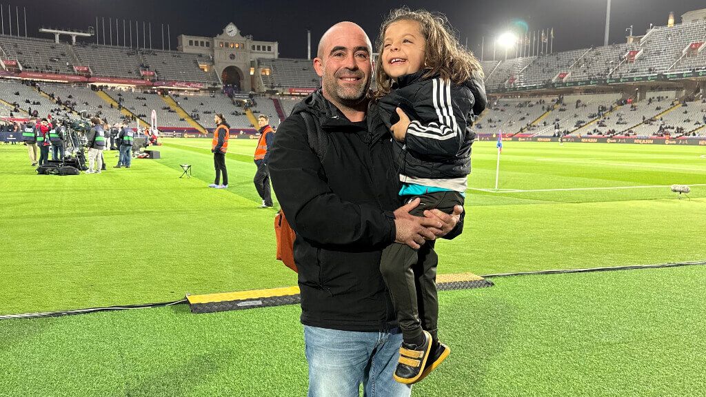 Romeo, junto a su padre en el Estadio de Montjuic.