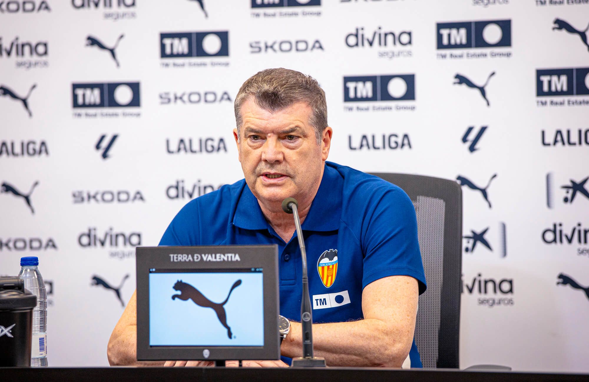 Ron Gourlay en rueda de prensa