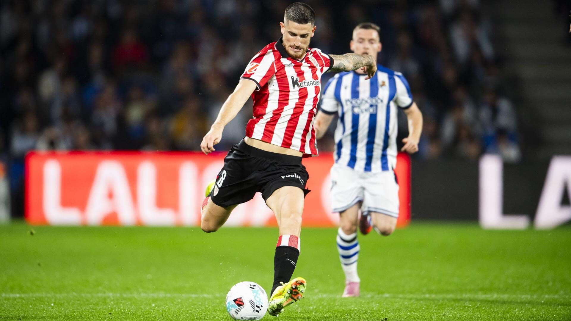 Oihan Sancet dispara en el Derbi vasco ante la Real Sociedad en Anoeta.