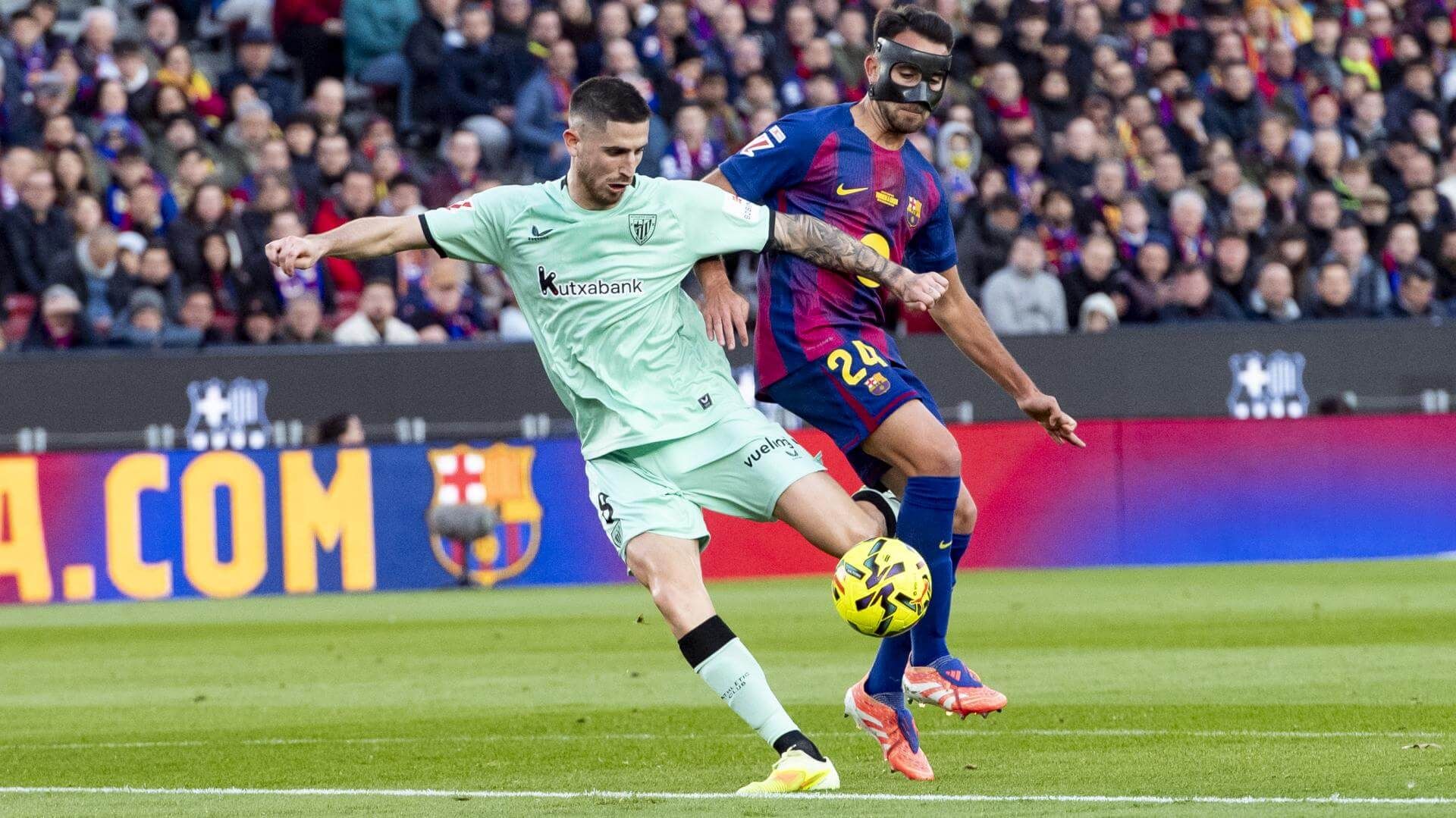  Tiro de Oihan Sancet en el Camp Nou frente al Barça.