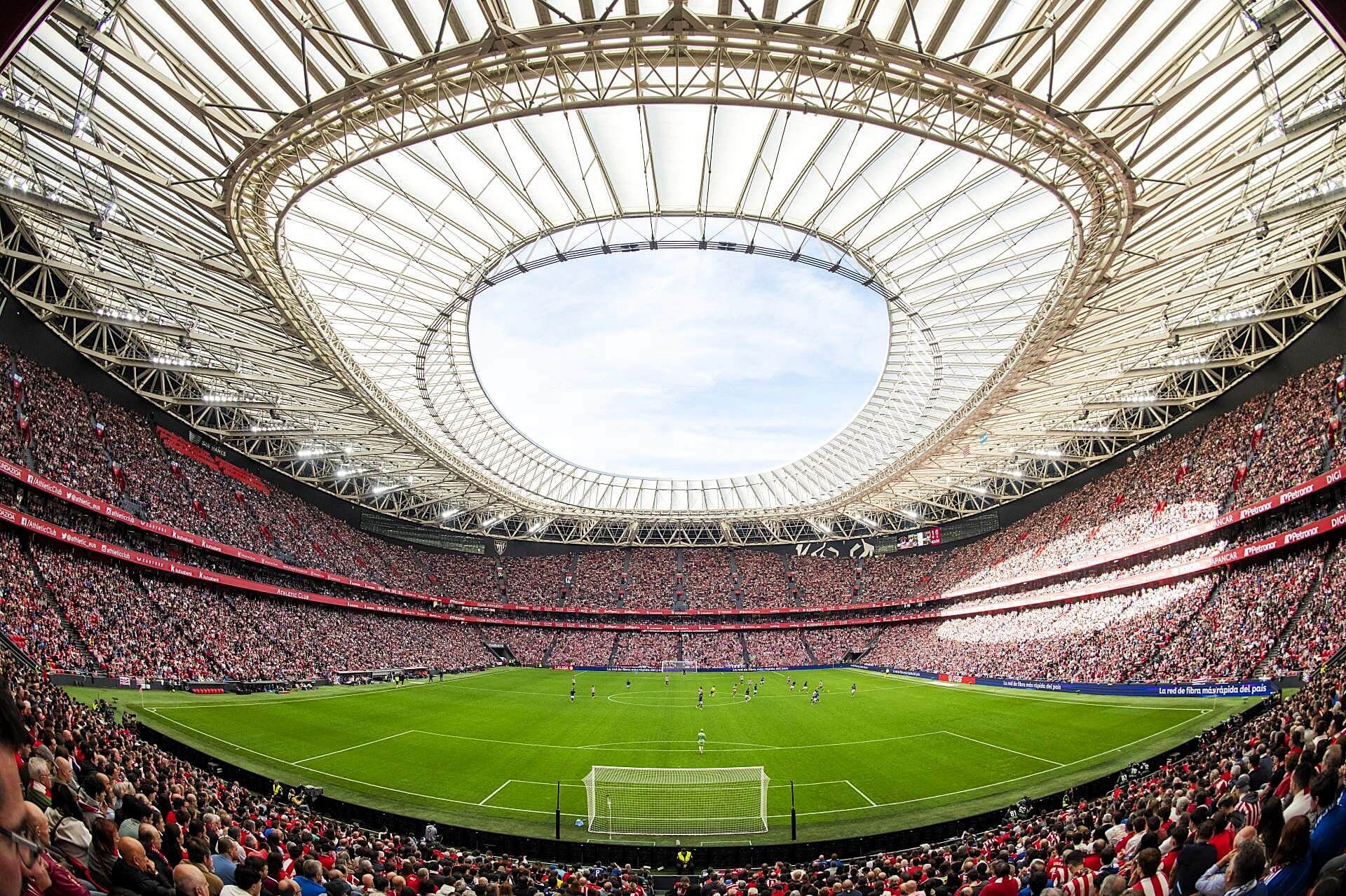  Imagen de un partido de LALIGA EA SPORTS en San Mamés.