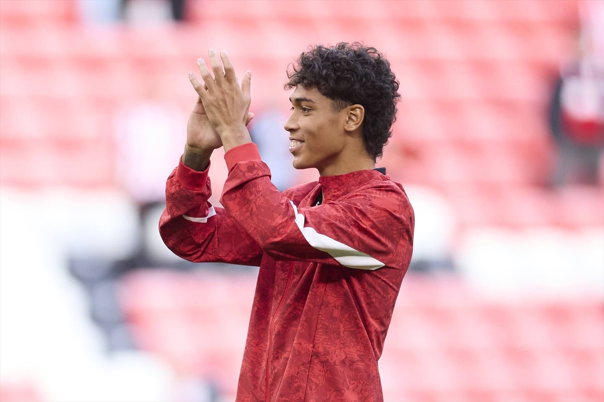 Selton Sued saluda tras el Athletic-Oviedo.