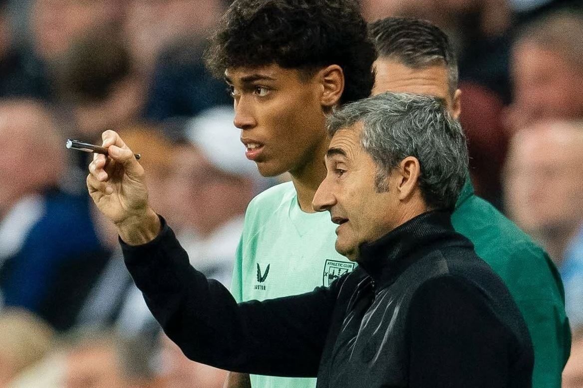 Ernesto Valverde explica a Selton lo que le pide en su debut en Newcastle.