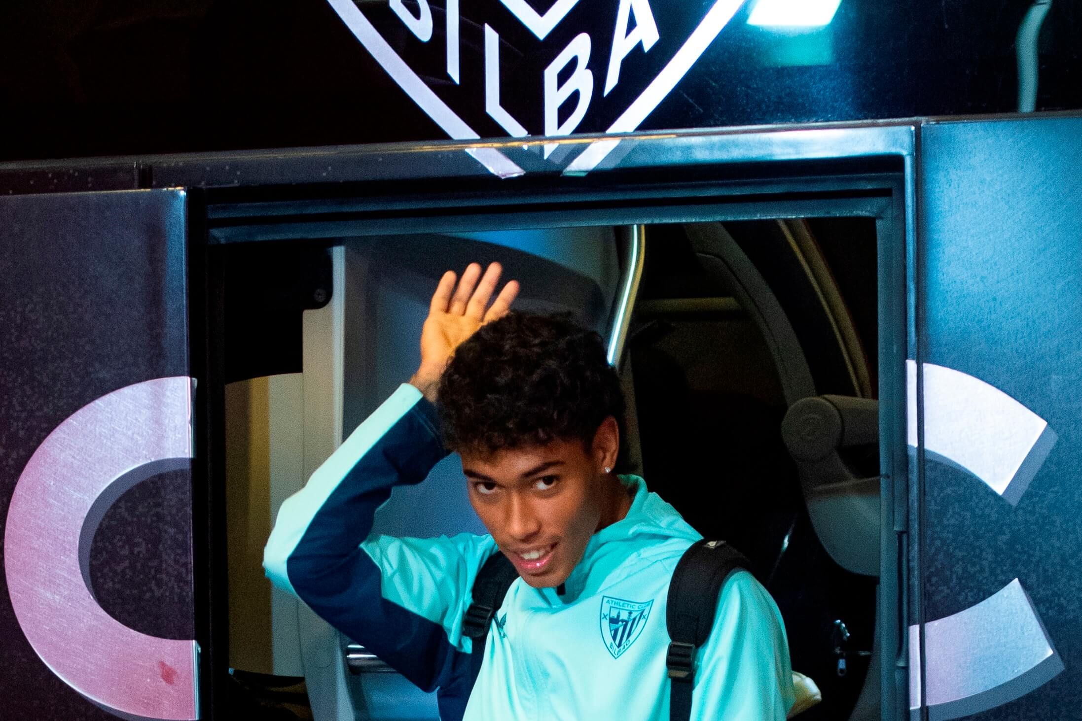  Selton Sánchez Sued baja del autobús para jugar como titular ante el Real Oviedo en San Mamés.