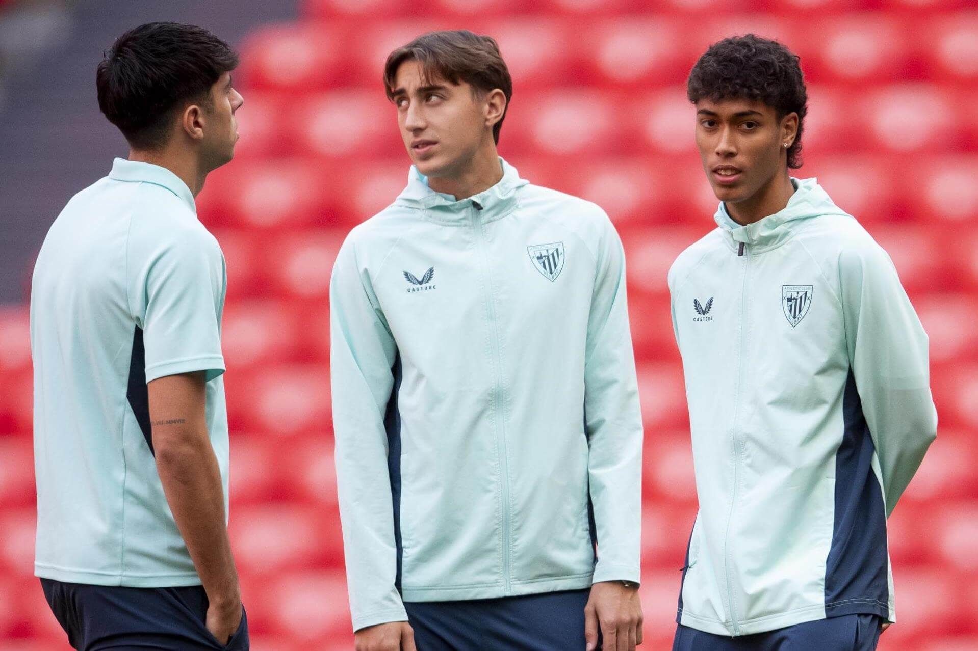Alex Rego, Asier Hierro y Selton Sánchez hablan antes de jugar ante el Oviedo en San Mamés.
