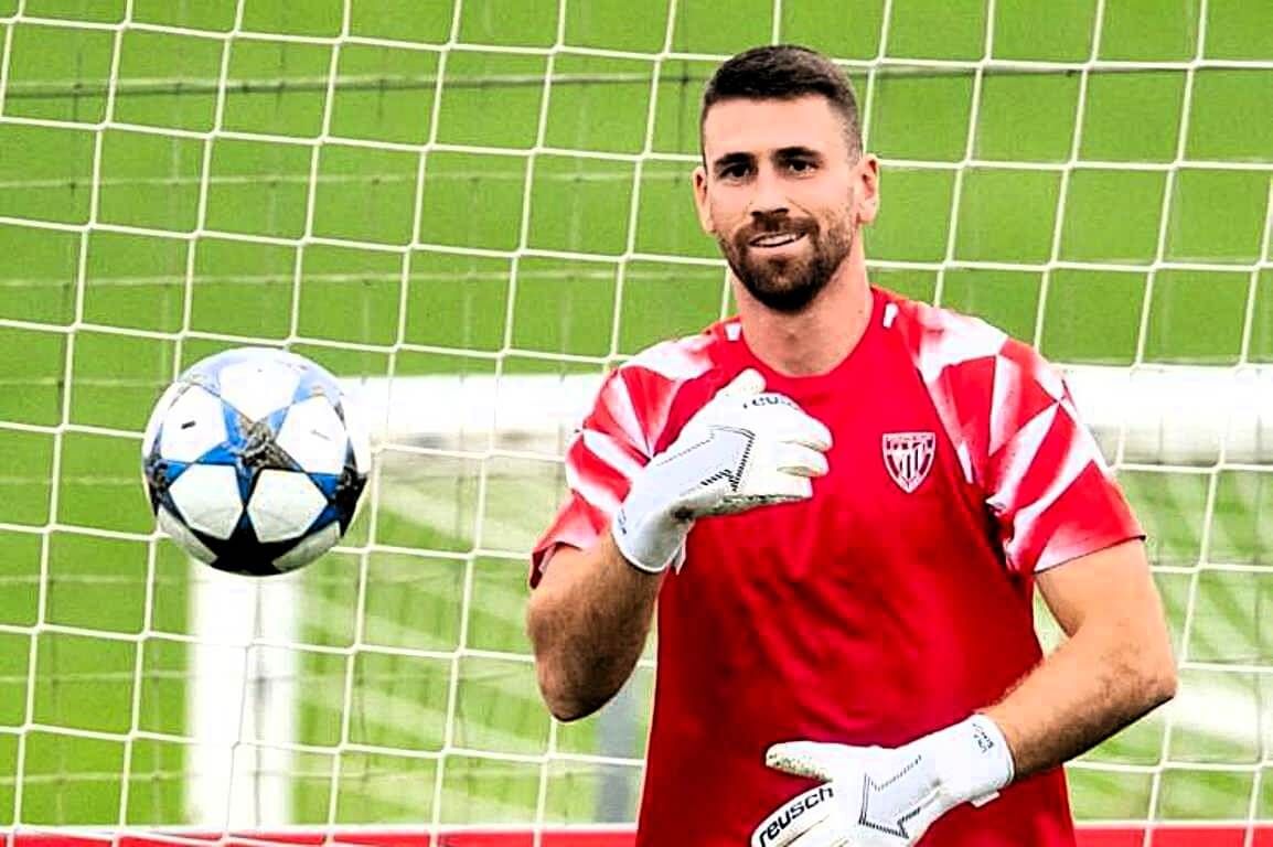  Unai Simón se entrena en Lezama con el balón de la UEFA Champions League.