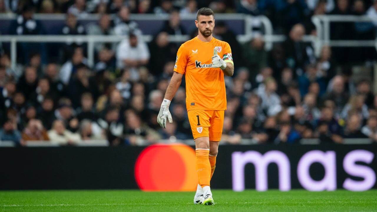  Gesto positivo de Unai Simón en el partido ante el Newcastle en la Champions League.