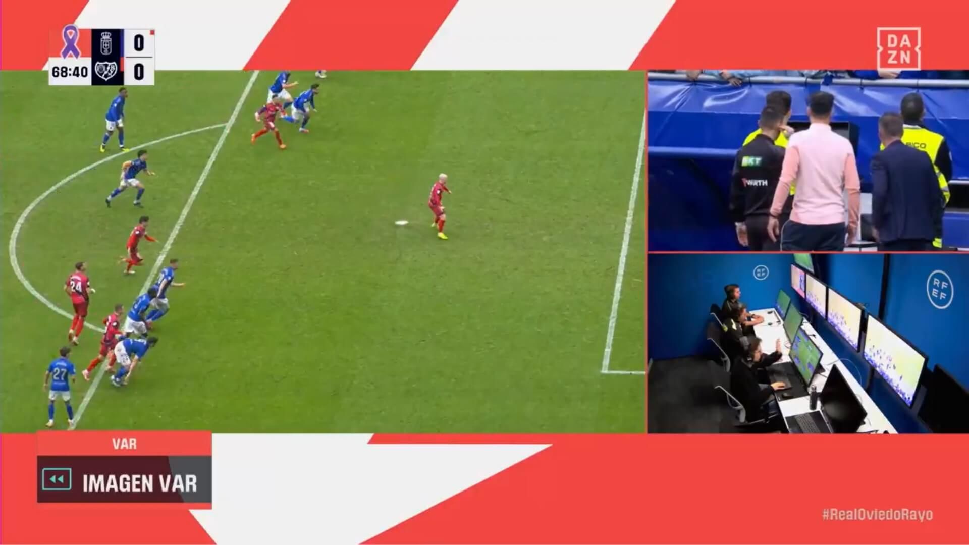  Revisión del VAR sobre la repetición del penalti del Rayo Vallecano.