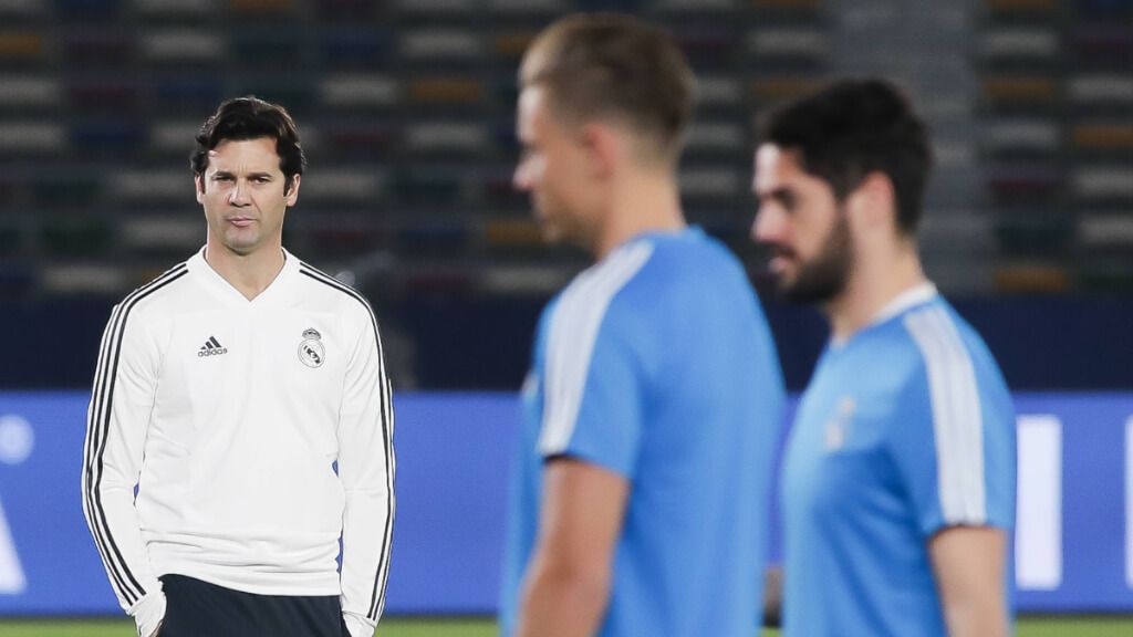 Solari mira a Marcos Llorente y a Isco en un entrenamiento del Real Madrid (Cordon Press)