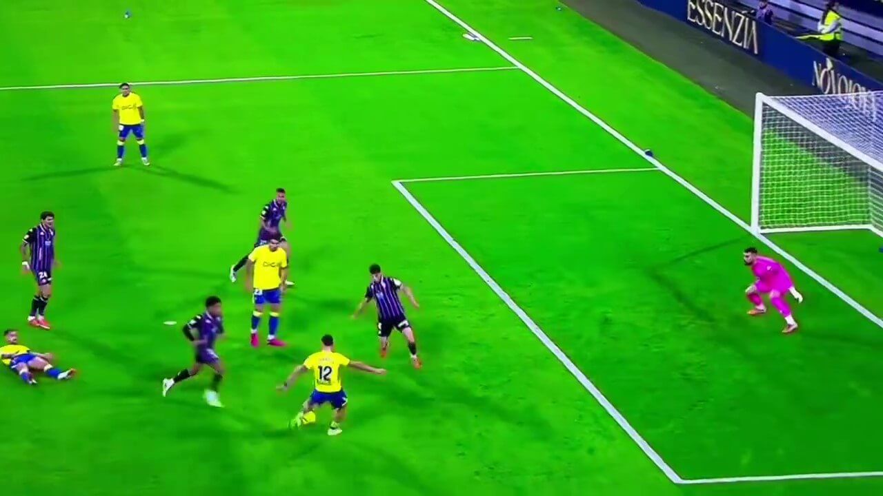  El jugador del Valladolid no llega para evitar el gol del Cádiz, posteriormente anulado.