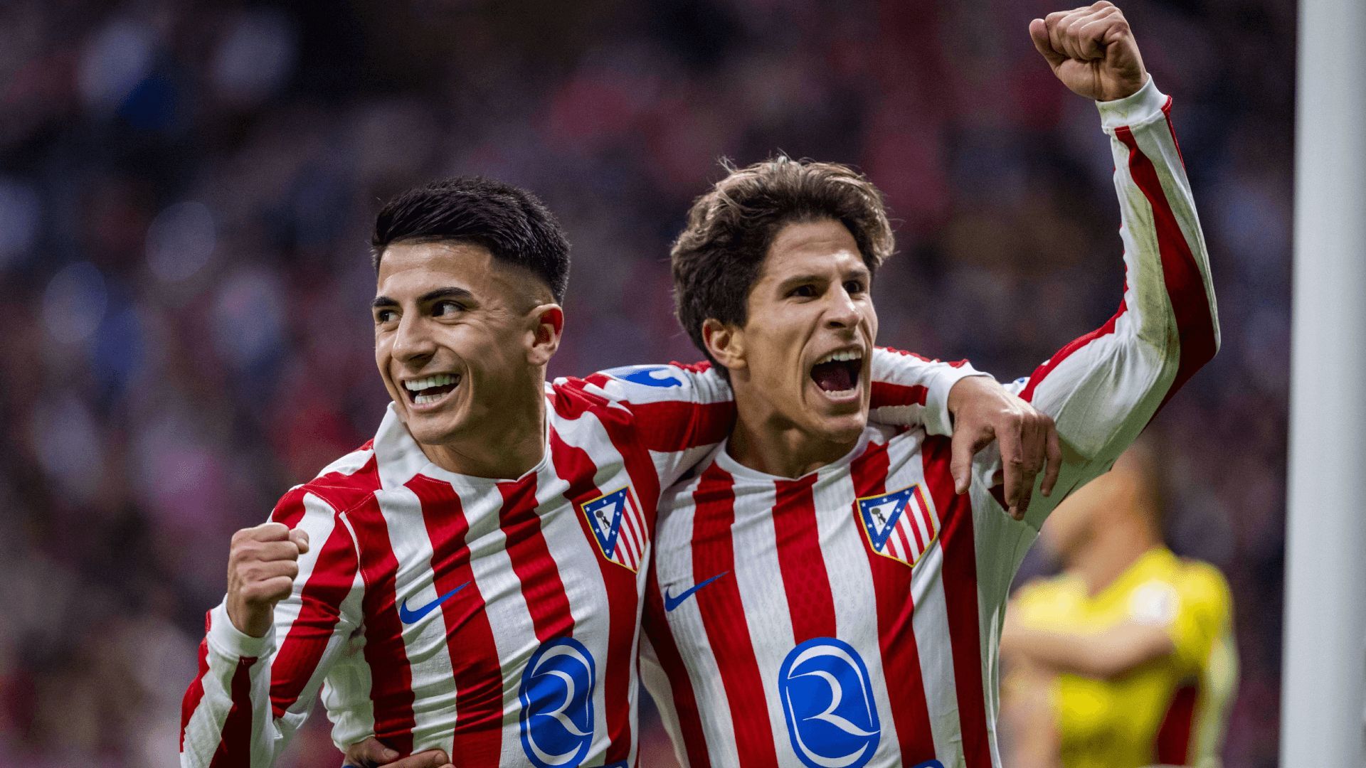 Thiago Almada y Giuliano Simeone celebran un gol con el Atlético de Madrid.