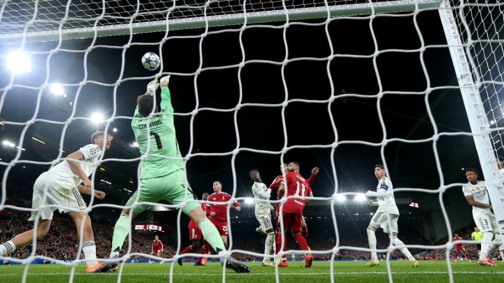  Thibaut Courtois realiza una parada en el Liverpool - Real Madrid