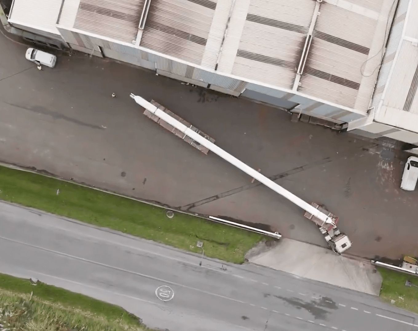 Traslado de las vigas de la cubierta del Nou Mestalla