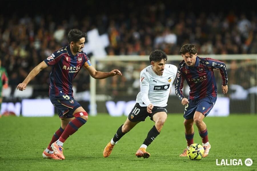 Unai Elgezábal persigue a André Almeida