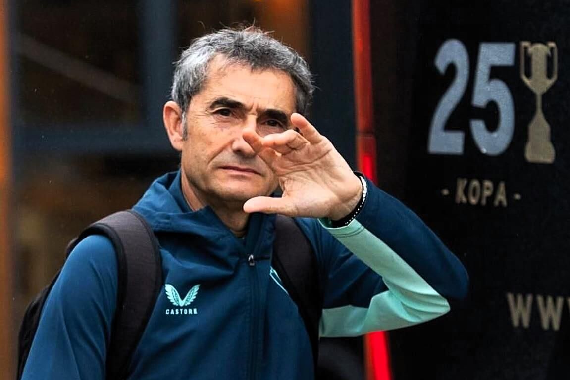  El técnico rojiblanco Ernesto Valverde saluda a la llegada a un partido en San Mamés.