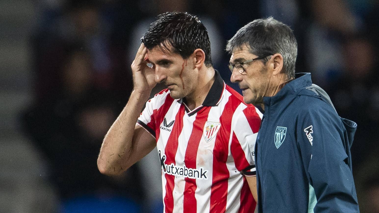  Dani Vivian, con una brecha en la cabeza durante el derbi ante la Real Sociedad en Anoeta.