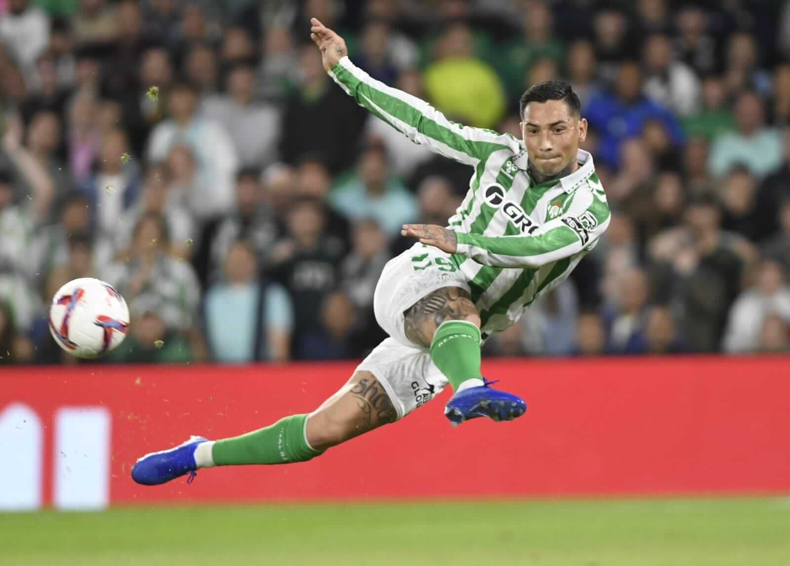 Chimy Ávila, ante el Atlético de Madrid