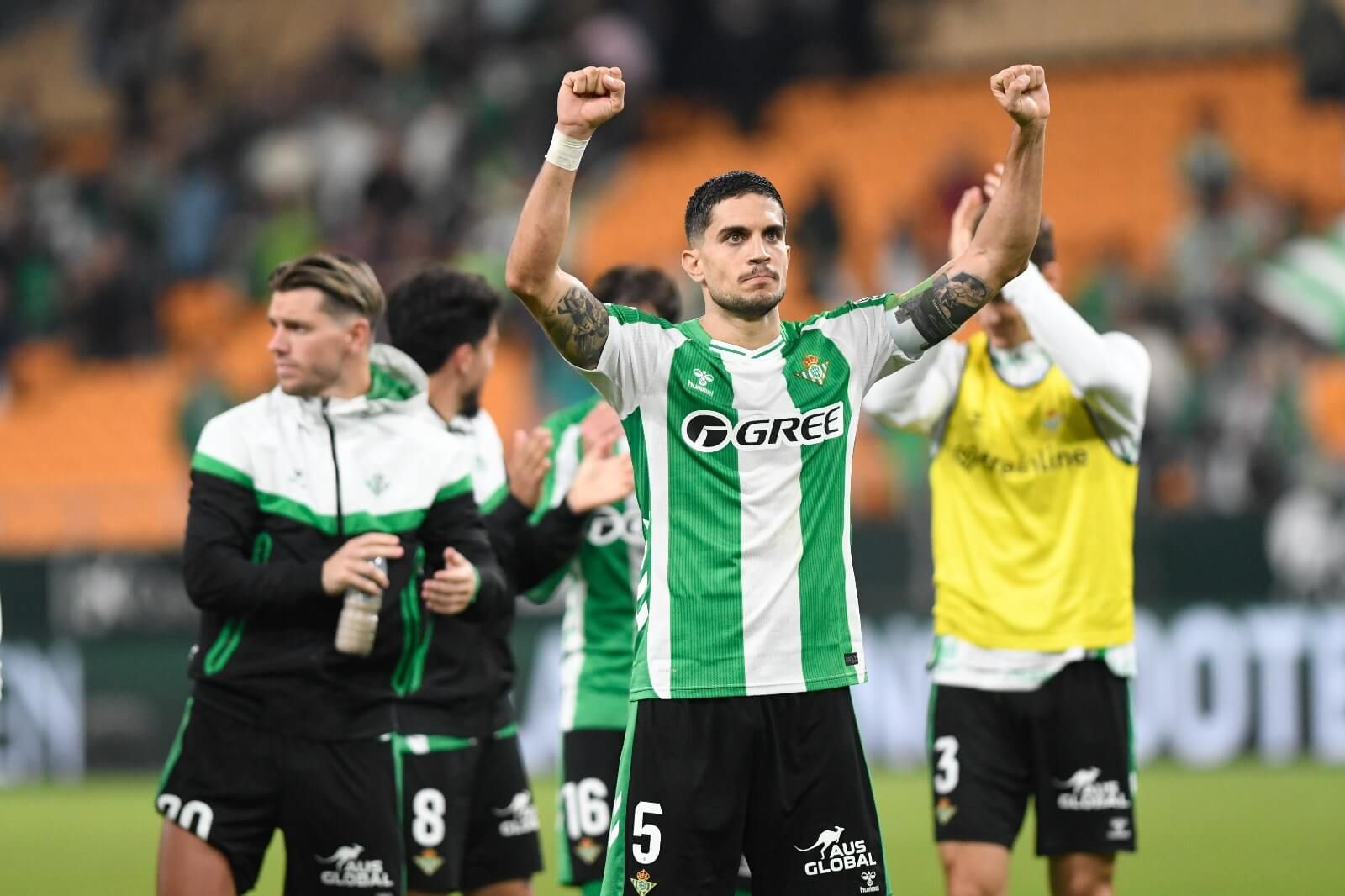 Bartra celebra un triunfo del Betis