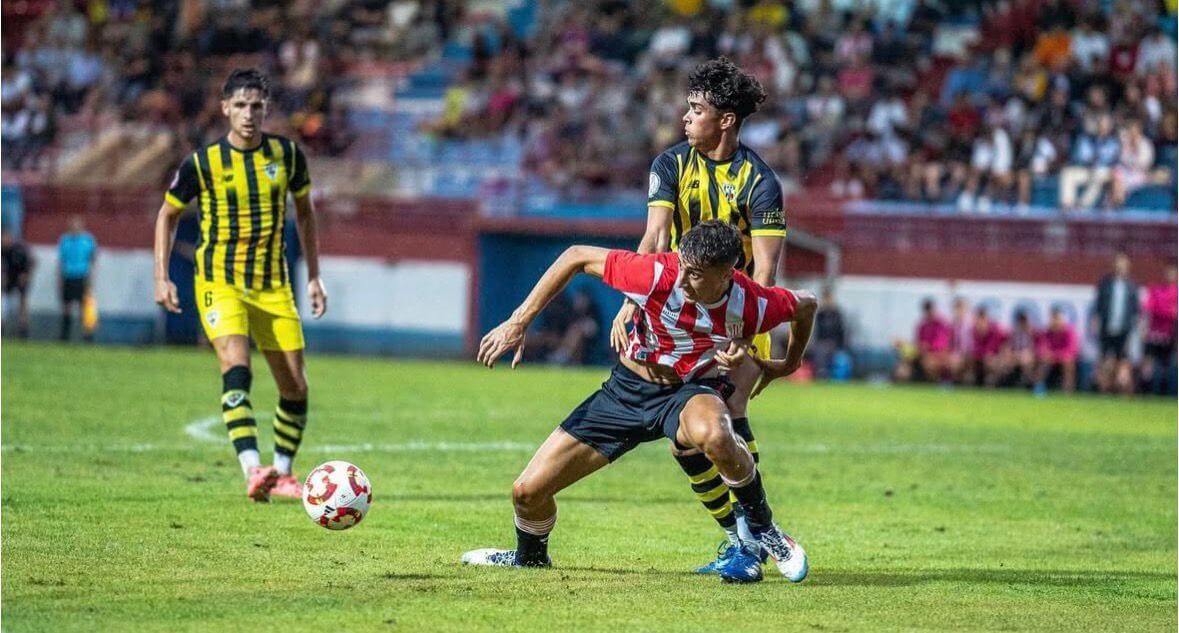 Asier Hierro brega en un encuentro con el filial rojiblanco