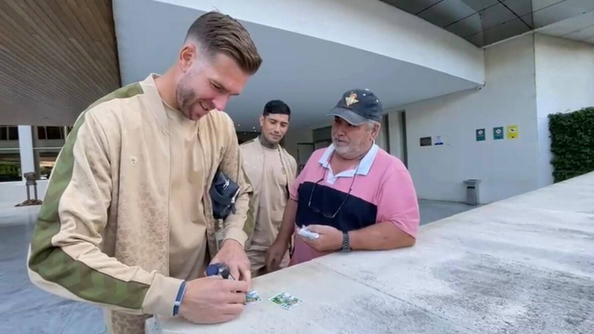  Chimy Ávila y Adrián San Miguel en el hotel de concentración del Betis.