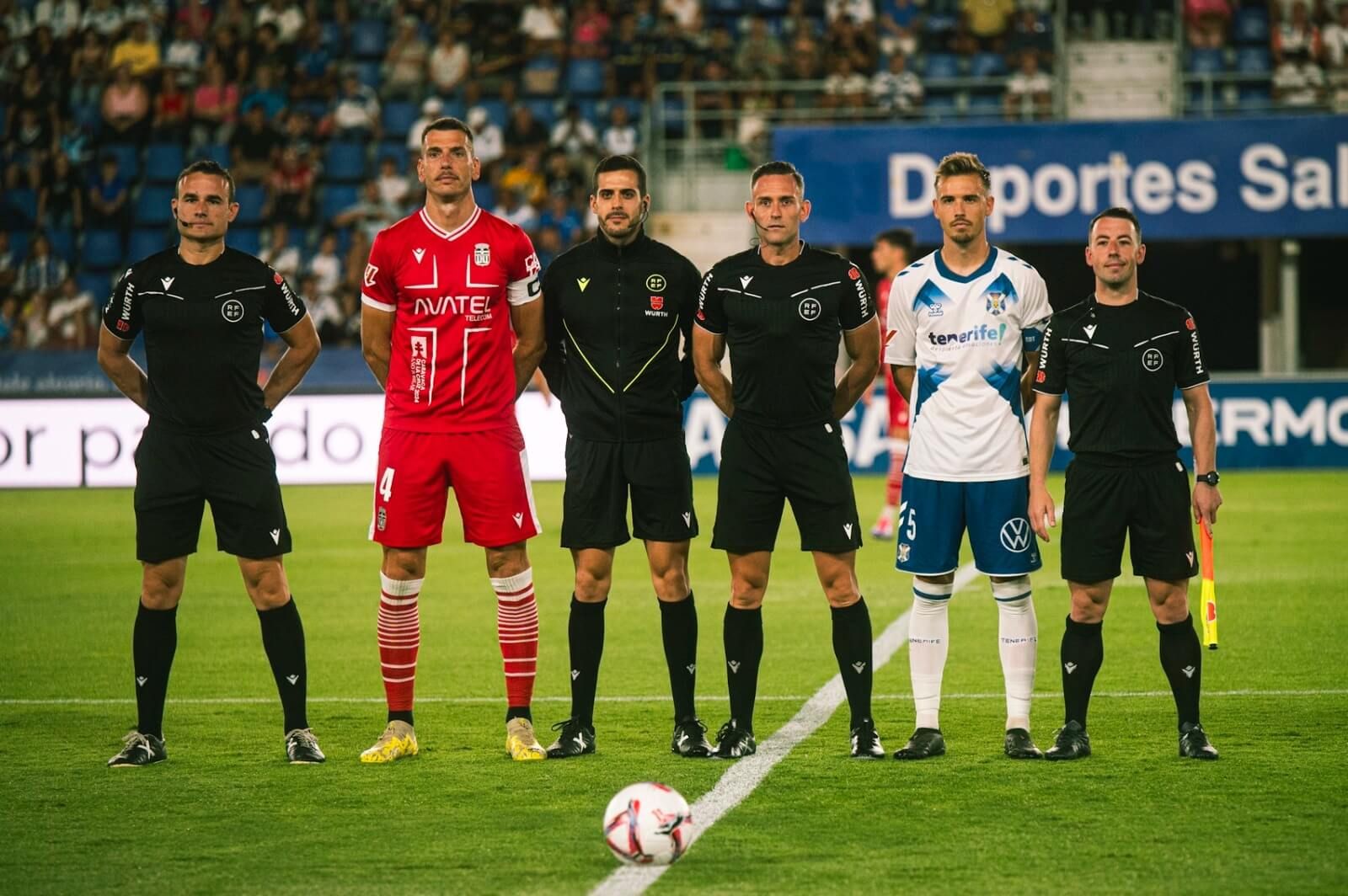  Manuel Jesús Orellana Cid dirige un encuentro de LALIGA Hypermotion.
