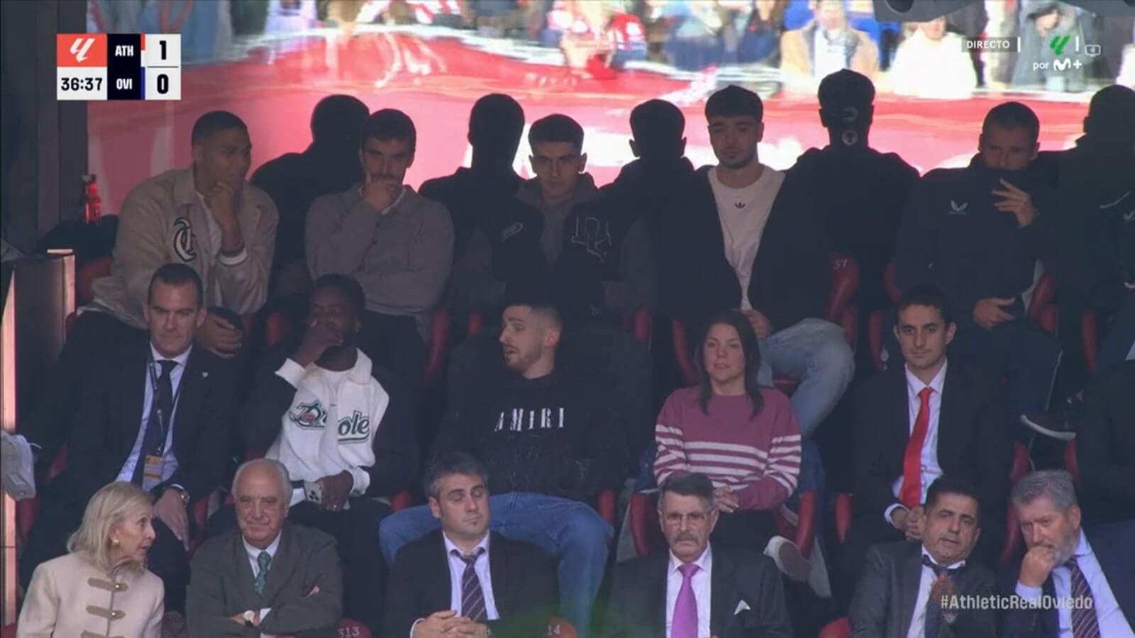  Los jugadores del Athletic reaccionando en la grada a la rabona de Selton (Captura de Movistar)