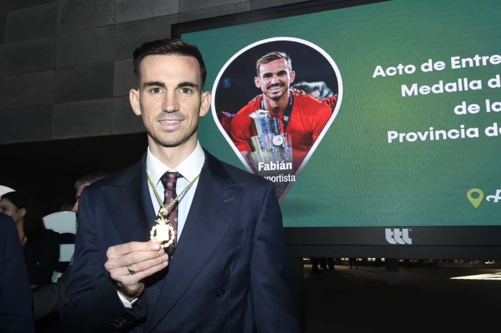  Fabián Ruiz recibe la Medalla de Oro de la Provincia de Sevilla.